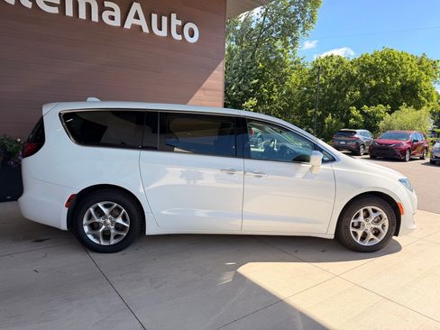 Used 2018 Chrysler Pacifica Touring Plus w/ Tire & Wheel Group FWD image 8