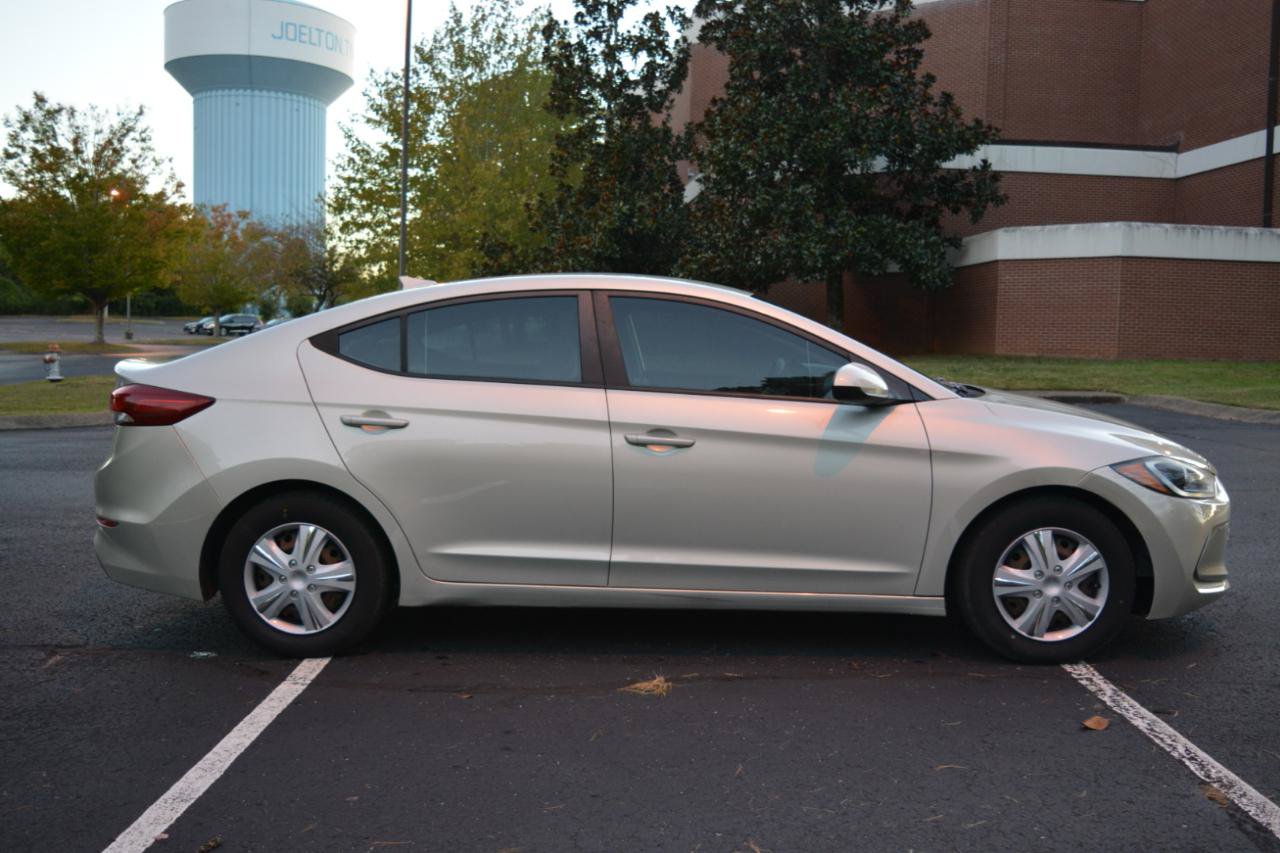 Used 2017 Hyundai Elantra SE FWD image 4