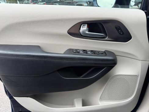 Used 2017 Chrysler Pacifica Limited w/ UConnect Theater Package image 13