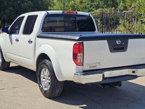 Used 2014 Nissan Frontier SV image 5