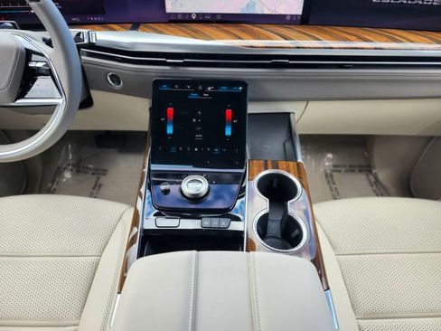 Used 2026 Cadillac Escalade Platinum Sport w/ LPO, Floor Liner Package AWD/4WD image 12