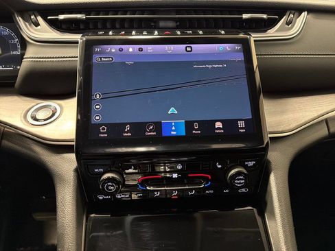 Used 2023 Jeep Grand Cherokee Limited AWD/4WD image 8
