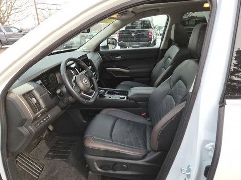 Used 2025 Nissan Pathfinder Platinum image 20