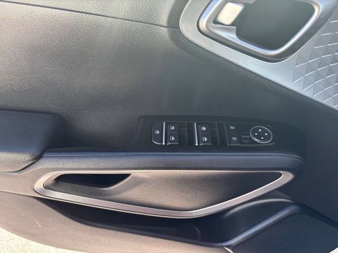 Used 2025 Kia Soul LX w/ LX Technology Package FWD image 18