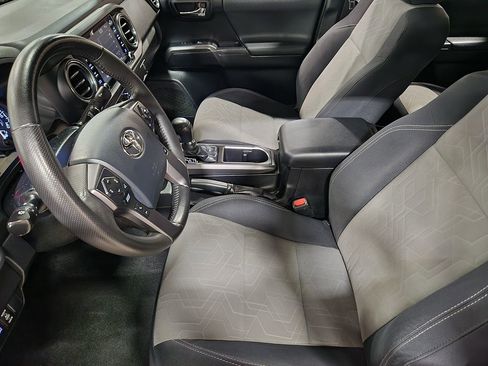 Used 2020 Toyota Tacoma TRD Sport w/ Technology Package image 31