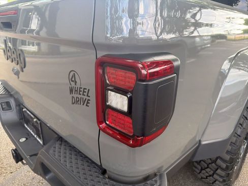 Used 2021 Jeep Gladiator Willys image 12