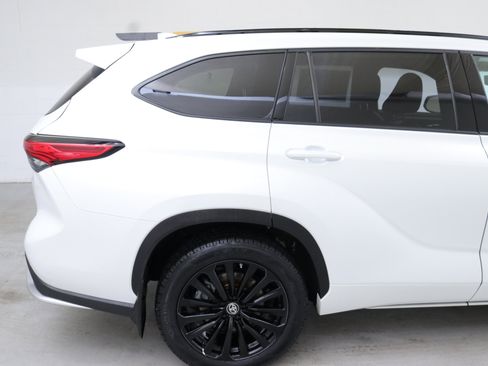 Used 2023 Toyota Highlander L image 9