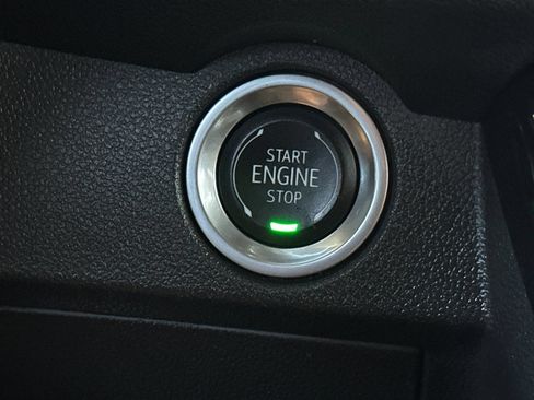 Used 2025 Chevrolet Traverse LT FWD image 23