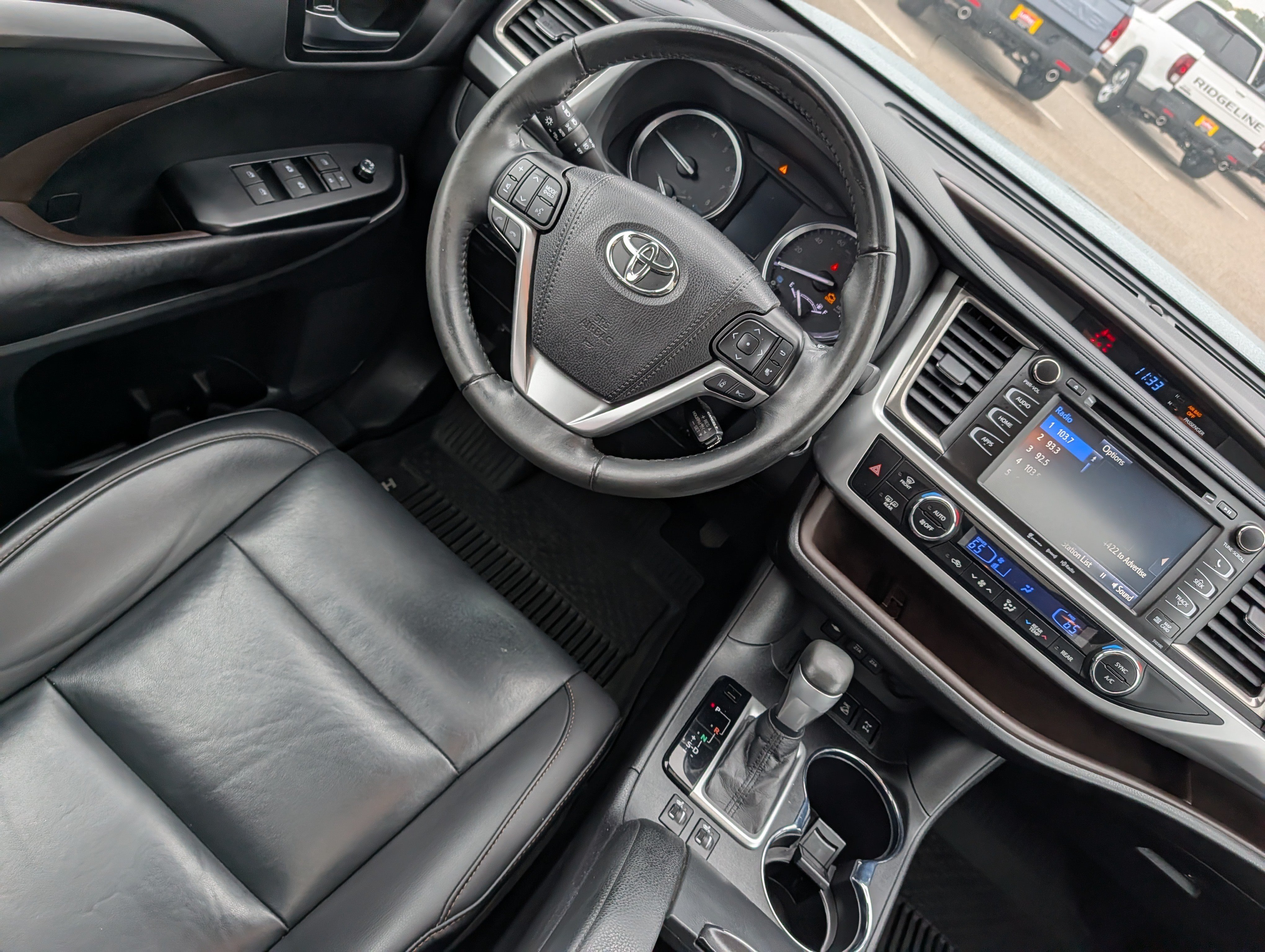 Used 2019 Toyota Highlander XLE AWD/4WD image 9