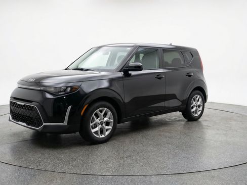 Used 2025 Kia Soul LX w/ LX Technology Package FWD image 3