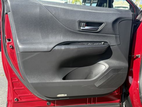 Used 2022 Toyota Venza LE image 12