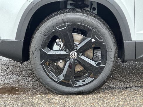 New 2026 Volkswagen Taos SE image 9