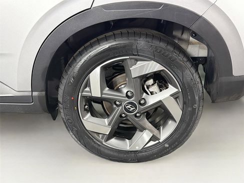 Used 2025 Hyundai Venue SEL FWD image 29