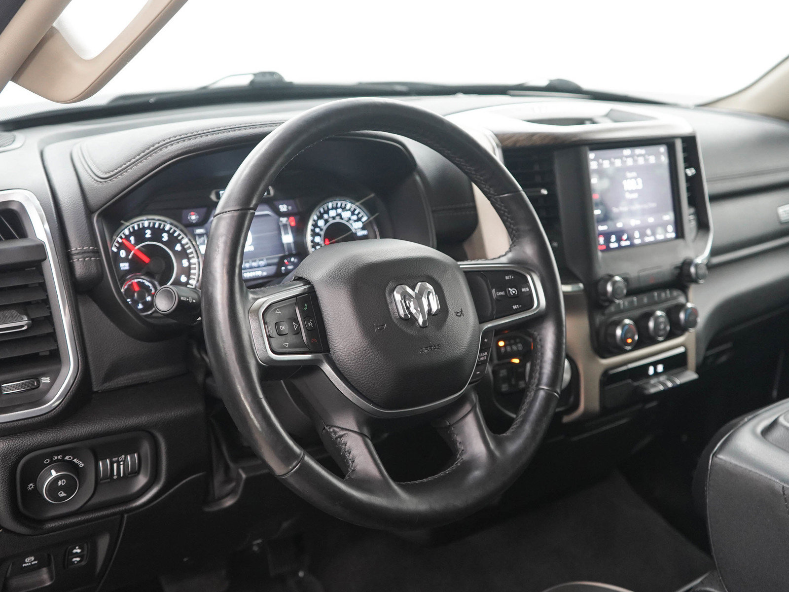 Used 2019 RAM 1500 Laramie AWD/4WD image 19