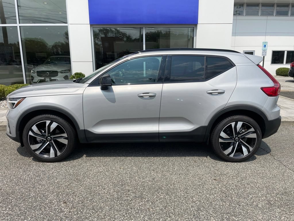 Certified 2025 Volvo XC40 B5 Plus AWD/4WD image 2