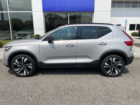 Used 2025 Volvo XC40 B5 Plus AWD/4WD image 2