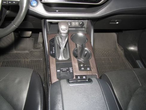 Used 2022 Toyota Highlander Limited FWD image 16