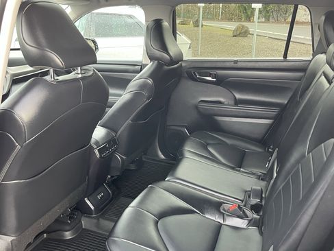 Used 2022 Toyota Highlander XLE image 13