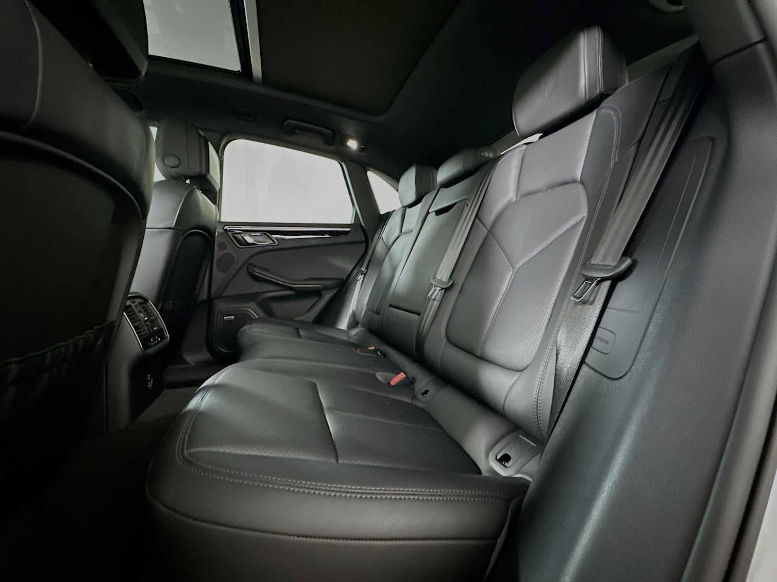 Certified 2025 Porsche Macan AWD/4WD image 24