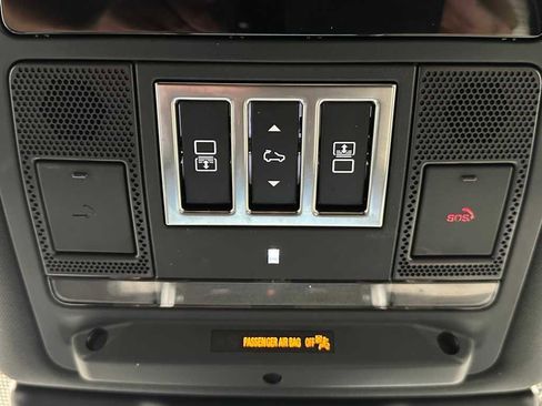 Used 2024 Land Rover Discovery Dynamic SE image 39