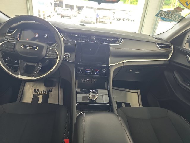 Used 2023 Jeep Grand Cherokee Laredo AWD/4WD image 11