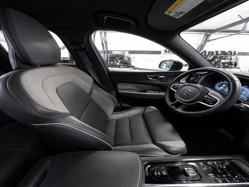 Used 2022 Volvo XC60 B5 R-Design AWD/4WD image 10