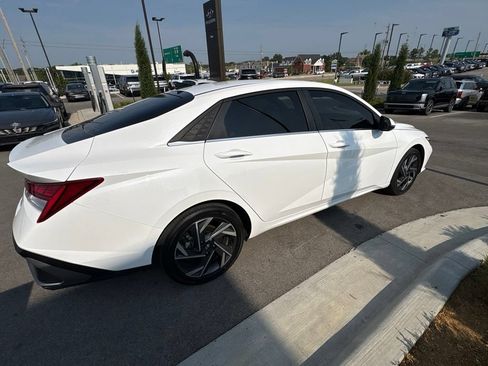 Certified 2025 Hyundai Elantra Limited FWD image 9