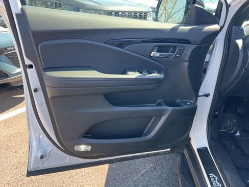 Used 2025 Honda Ridgeline Black Edition image 4