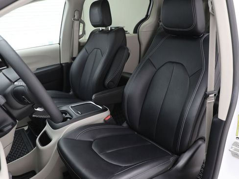 Used 2024 Chrysler Pacifica Touring-L w/ Road Tripper Package FWD image 17