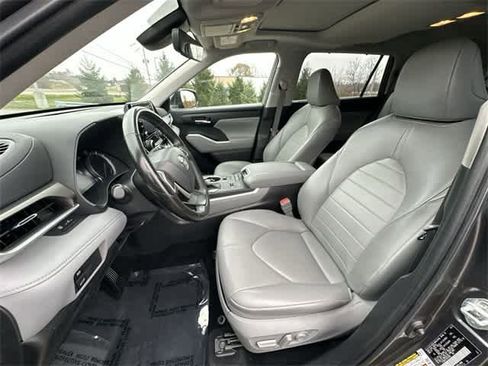 Used 2022 Toyota Highlander XLE image 17