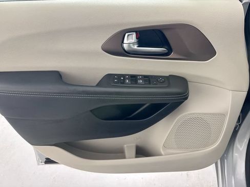 Used 2023 Chrysler Voyager LX FWD image 19