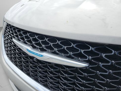 Used 2021 Chrysler Pacifica Touring-L image 20