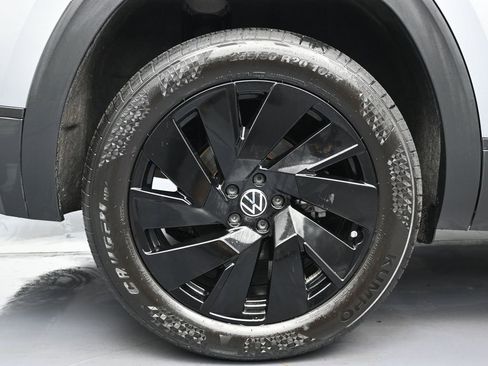Used 2024 Volkswagen Atlas SE w/ Black Wheel Package image 11