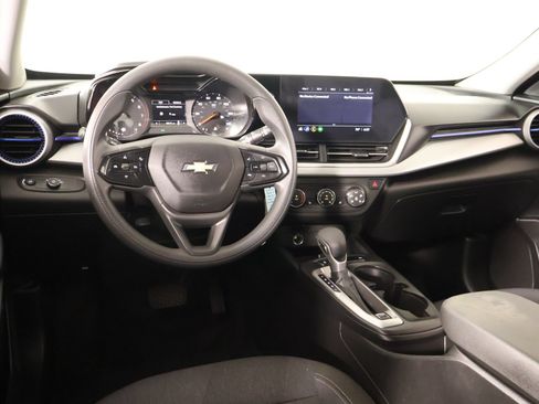 Used 2024 Chevrolet Trax LS w/ LS Convenience Package FWD image 2