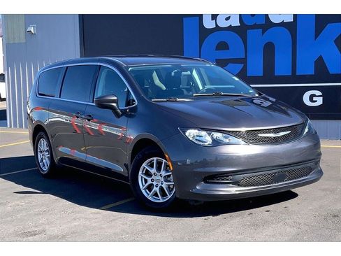 Used 2022 Chrysler Voyager LX FWD image 2