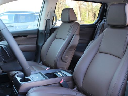 New 2026 Honda Odyssey Touring image 17