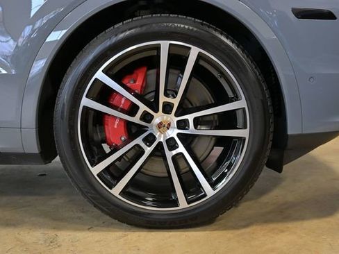 Used 2025 Porsche Cayenne S image 16