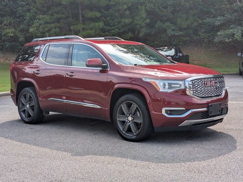 Used 2017 GMC Acadia Denali w/ Technology Package FWD image 11