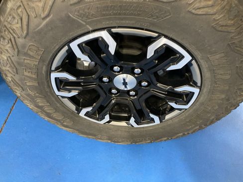 Used 2022 Chevrolet Silverado 1500 ZR2 w/ Technology Package AWD/4WD image 11