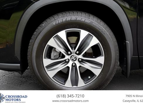 Used 2023 Toyota Highlander XLE AWD/4WD image 11