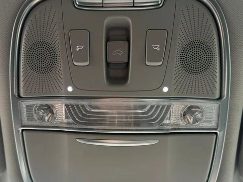 Used 2019 Kia K900 Luxury image 40