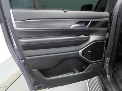 Used 2023 Jeep Wagoneer L Series III w/ Premium Group I AWD/4WD image 14