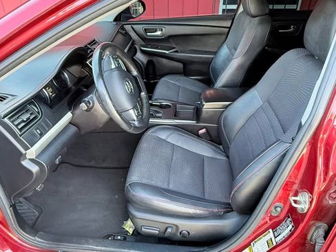Used 2017 Toyota Camry SE w/ Moonroof Package FWD image 6