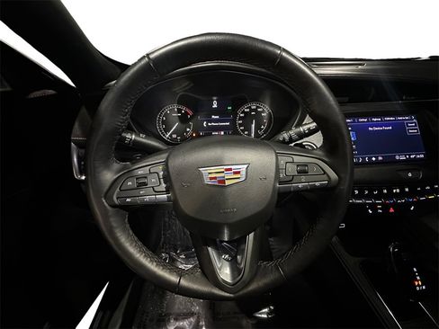 Used 2022 Cadillac XT4 Luxury w/ Cold Weather Package image 12