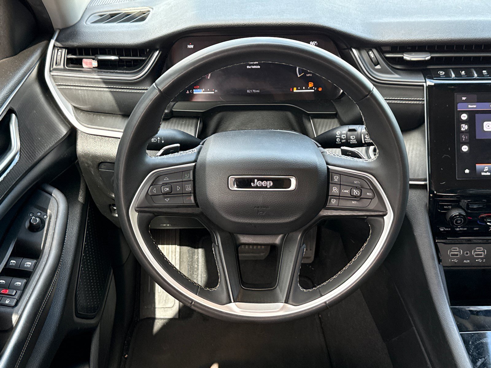Used 2023 Jeep Grand Cherokee Laredo AWD/4WD image 24