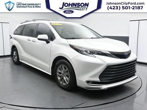 Used 2024 Toyota Sienna XLE FWD image 1