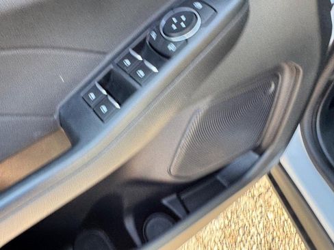 Used 2022 Ford Escape SE w/ SE Sport Appearance Package image 18