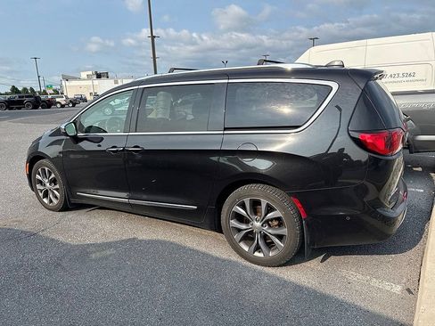 Used 2017 Chrysler Pacifica Limited FWD image 3