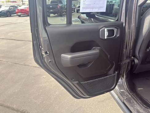 Used 2025 Jeep Wrangler Unlimited Rubicon image 21