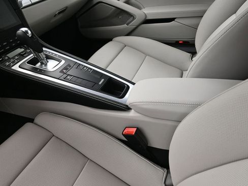 Used 2025 Porsche 718 Cayman image 19